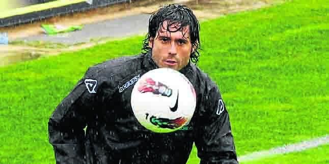 La prioridad del Elche es renovar a Etxeita