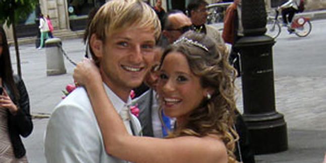 Rakitic se casa dos días antes del derbi