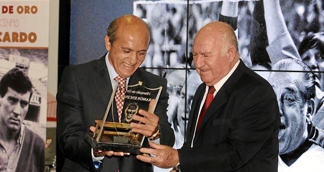 El Sevilla rinde homenaje a Manolo Cardo