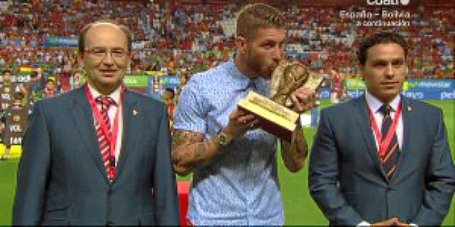 Ramos, emocionado con el homenaje del Sevilla