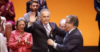 Gordillo recibe la Medalla de Oro de Sevilla