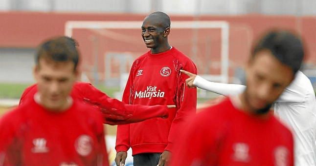 M'Bia se entrena con el grupo