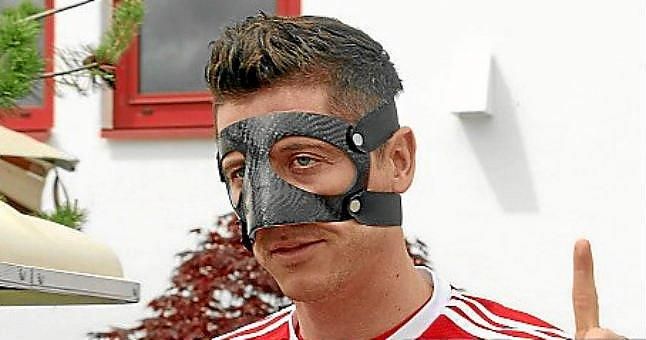 Lewandowski entrena con una máscara facial pensando en el Camp Nou