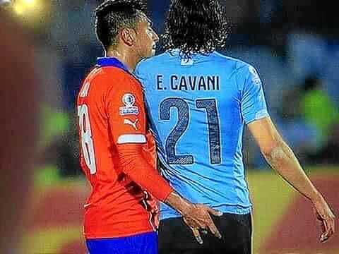 Gonzalo Jara metió el dedo en el culo a Cavani, que acabó expulsado