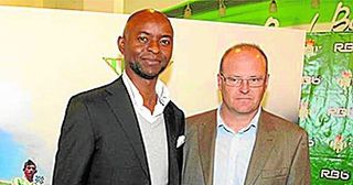 Finidi: "No me importaría entrenar al Betis"