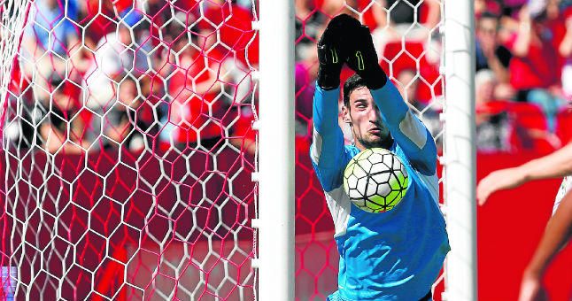 El Sevilla echa el cerrojo a la portería