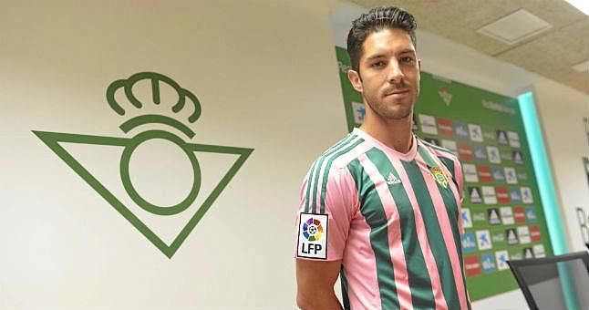 El Betis presenta su camiseta rosa para el 'Día de la Mujer Bética'