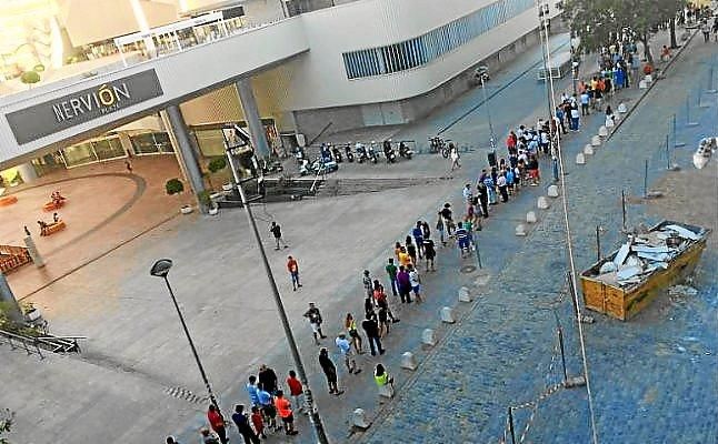 Largas colas para las nuevas altas en las taquillas del Sánchez Pizjuán