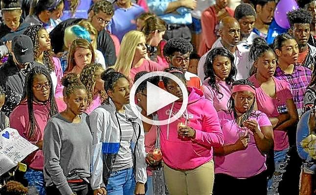 Miles de personas apoyan a Tyson Gay durante un homenaje a su hija asesinada