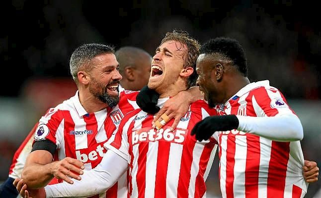 Hughes frena la salida de Muniesa del Stoke