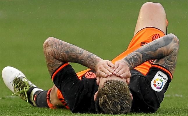 Santi Mina, un mes de baja por un esguince de rodilla