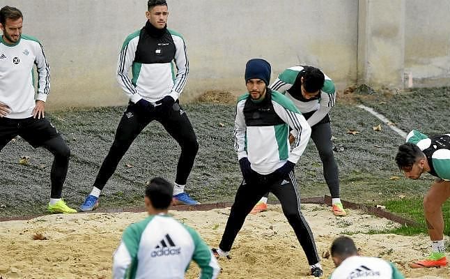 Víctor intensifica el trabajo táctico en una sesión con las mismas ausencias