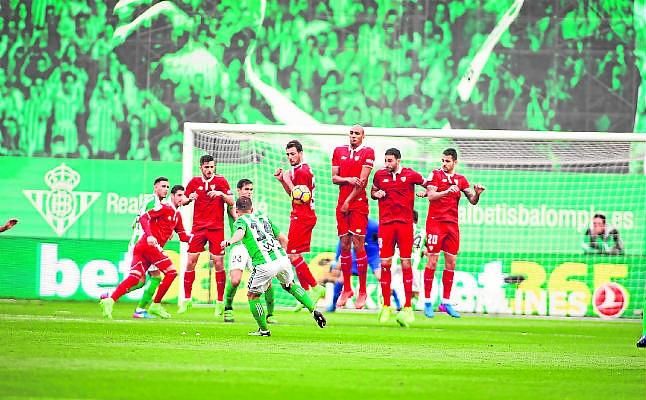 Un Betis certero en los libres directos