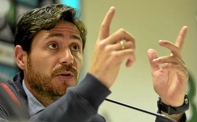 Víctor, sobre los siete defensas: "No tenemos ningún Messi en la plantilla"