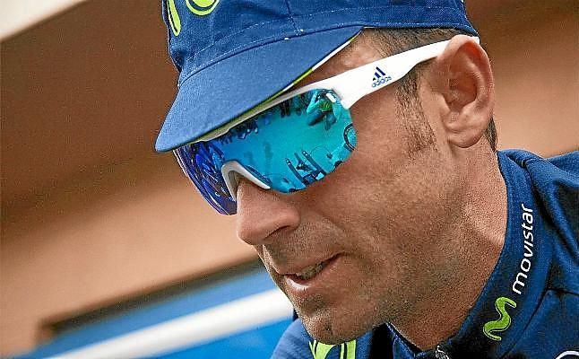 El Movistar gana la 'crono' en Banyoles y, por sanciones, Valverde es líder