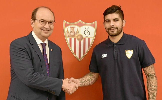 El argentino Banega pasa reconocimiento y firma por tres años con el Sevilla