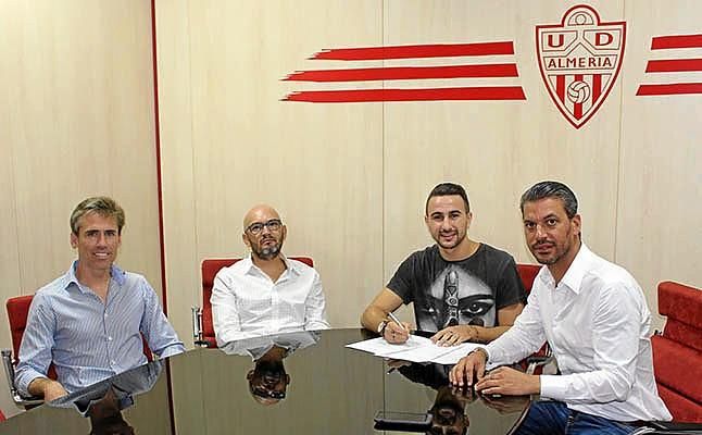 Oficial: Juan Muñoz, cedido al Almería