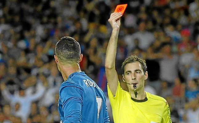 El árbitro recoge el empujón de Cristiano en el acta