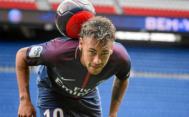 Neymar sufre un esguince y una fisura en el quinto metatarsiano derecho