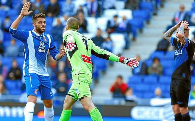 La afición perica 'castiga' a Pau López