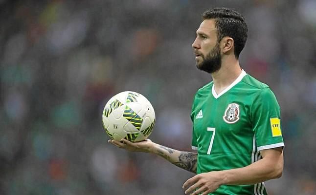 Layún y su futuro: "Piqué, podemos hacer un documental"