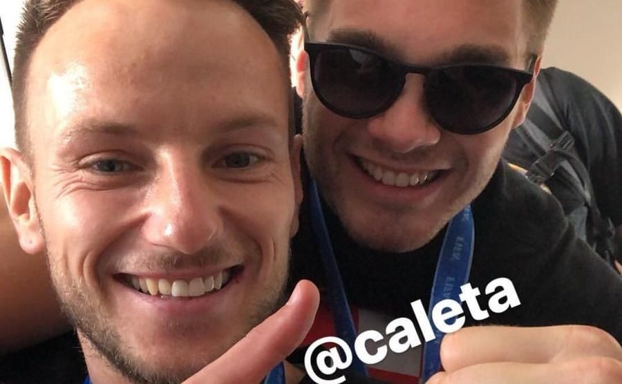 Rakitic bromea con el 'sevillano' Caleta