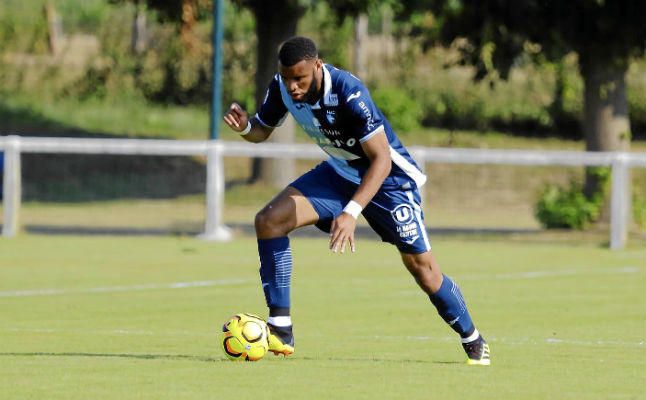 Moukoudi espera noticias del Sevilla sin mojarse