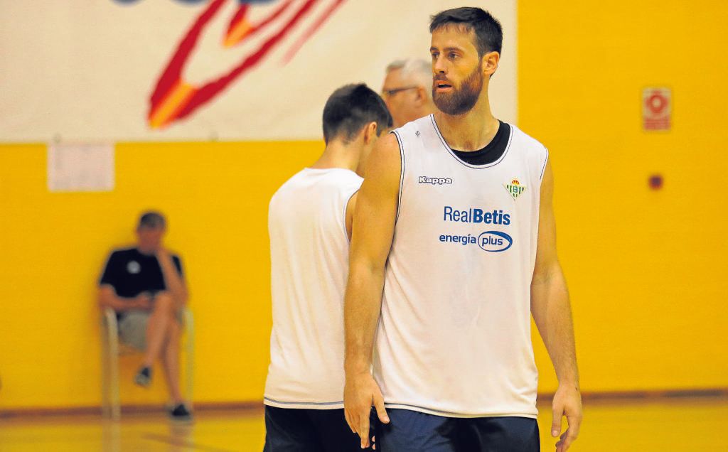 Almazán: "Ser capitán del Betis es un orgullo"