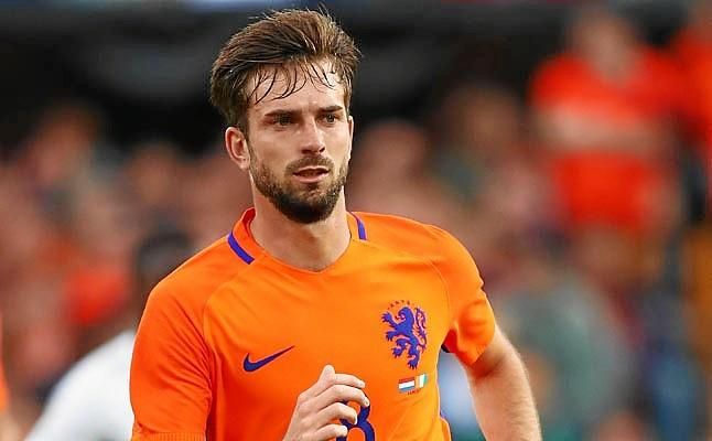 Sitúan a un pivote en el radar del Sevilla: Davy Pröpper