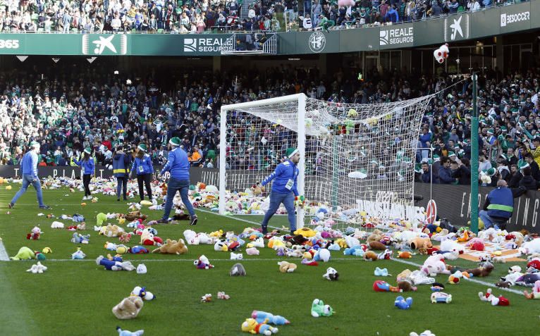 Espectacular 'peluchada' de la afición del Betis