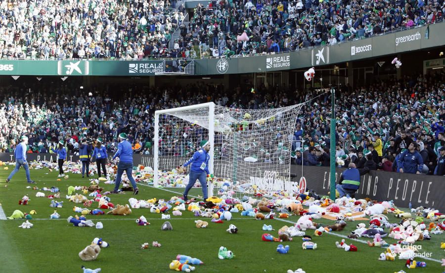 El Betis recogió 16.000 peluches: "Ha sido un éxito y un reto"
