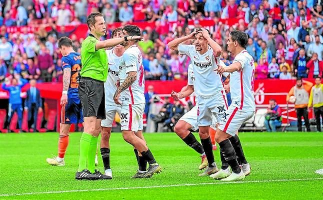 Frenados por un muro y el árbitro