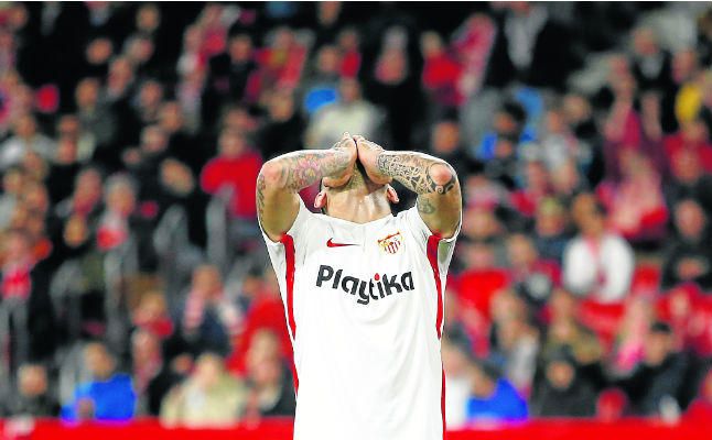 Banega, el tercero más amonestado de LaLiga