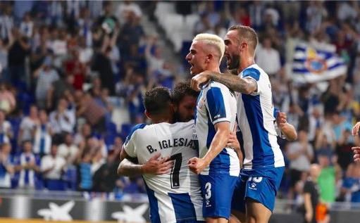 Borja Iglesias juega con el Espanyol... y se sale
