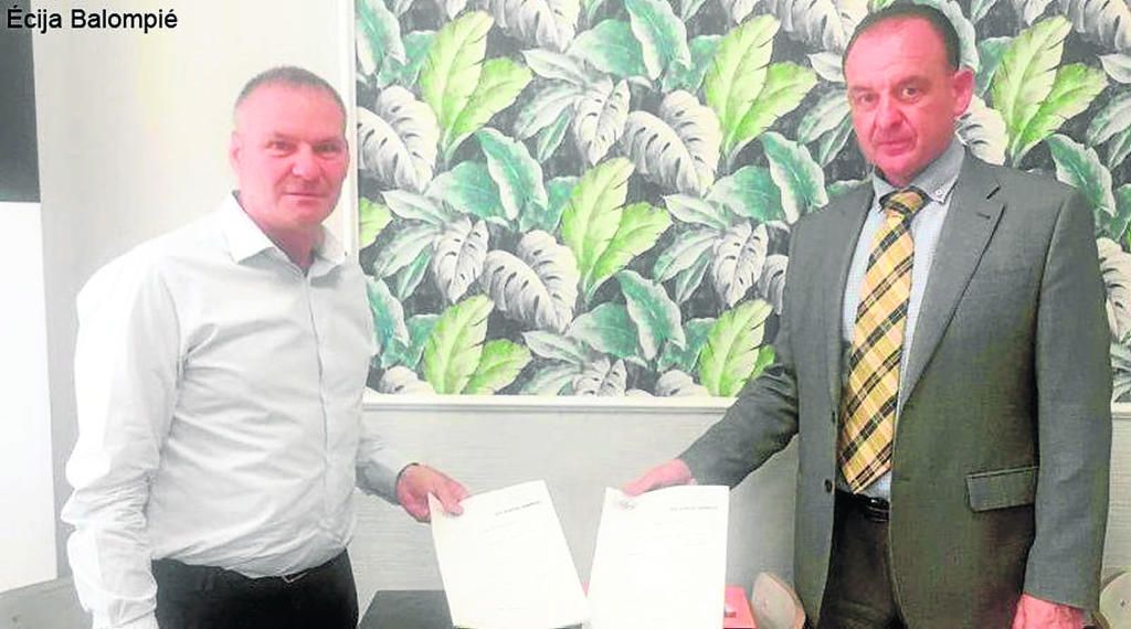 El Écija, contra la espada y la pared