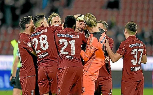 Paulo Vinicius acentúa el liderato del Cluj, rival del Sevilla en Europa League
