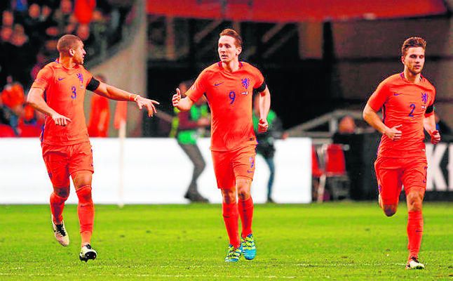 Koeman sigue contando con Luuk de Jong