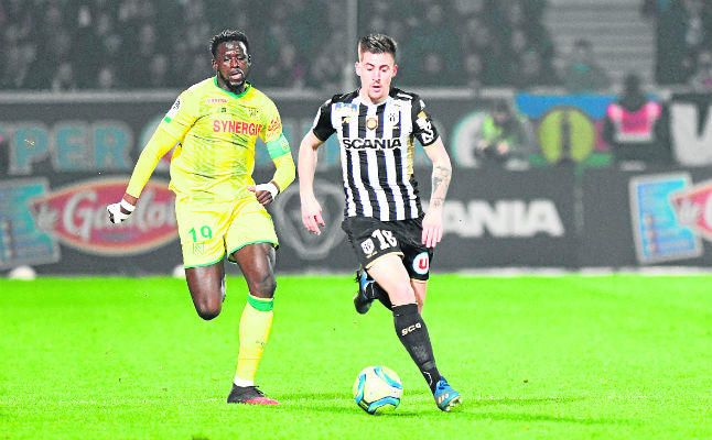 Al Sevilla le sale un duro rival por Santamaría