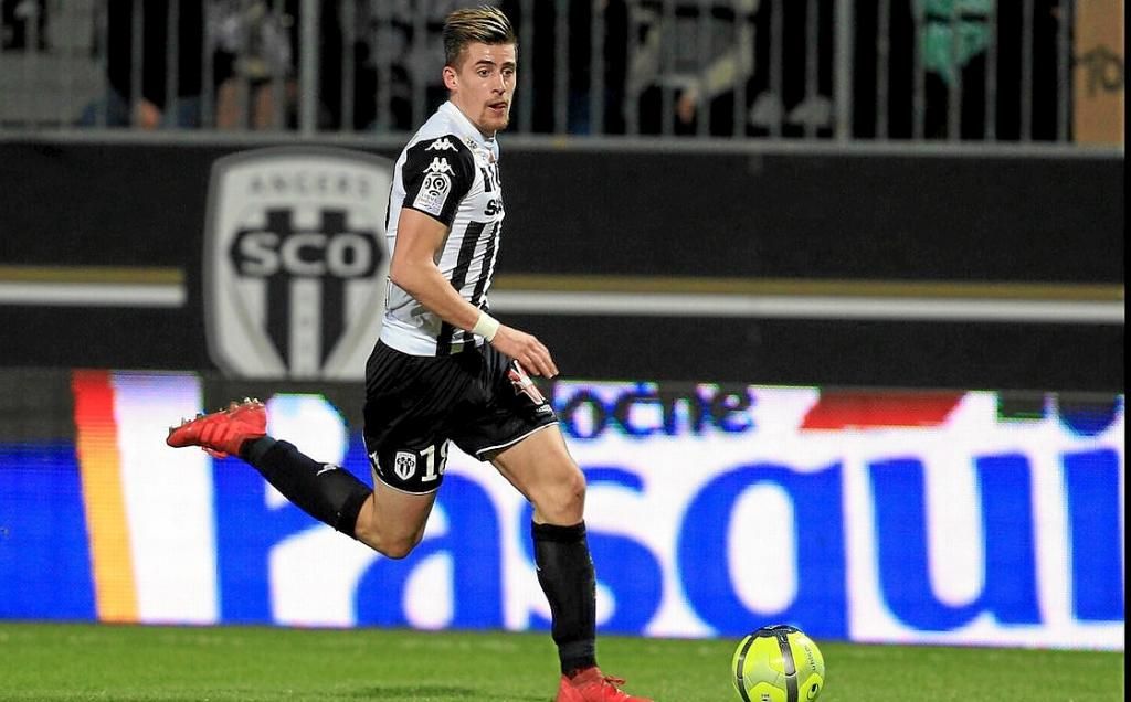 Santamaría, el pivote que gusta a Monchi, a saldo