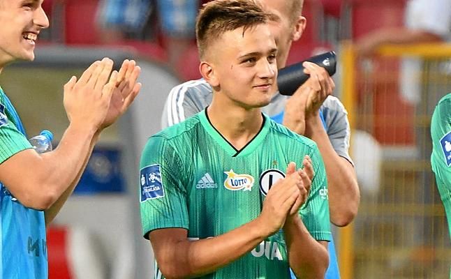 Karbownik, ¿del Barça al Betis por la vía Emerson?