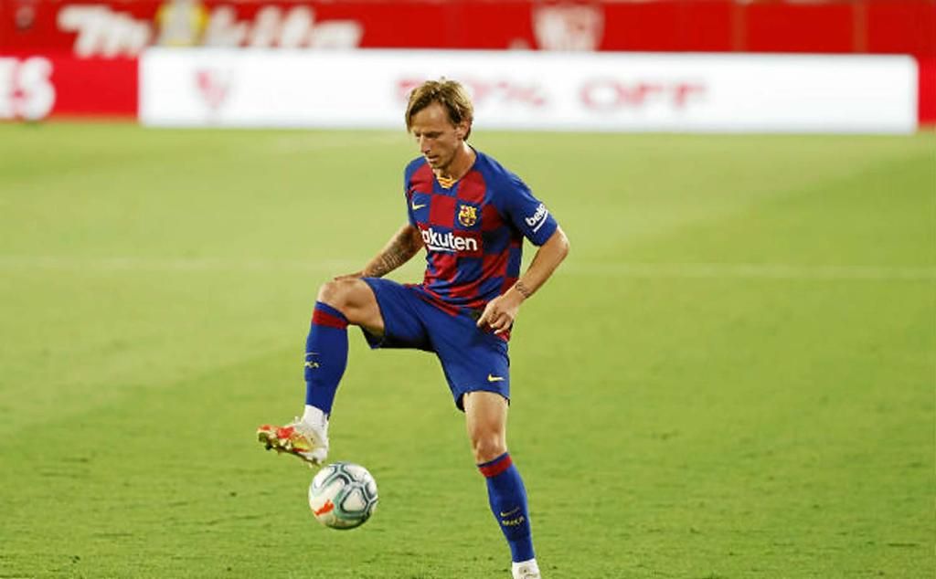Rakitic presiona a su manera para cerrar ya su regreso