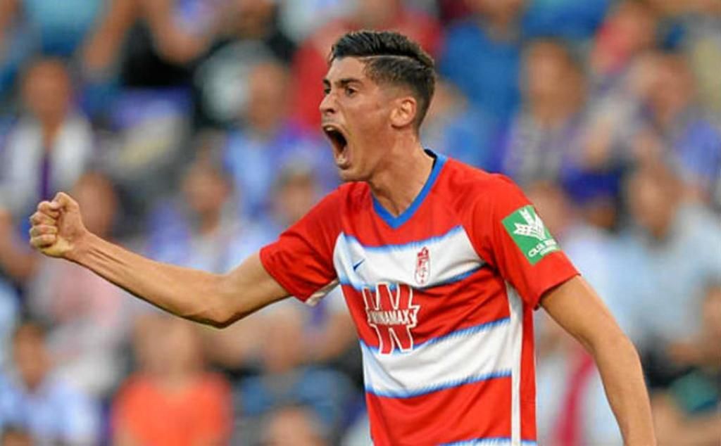 Sevilla y Benfica negocian por Carlos Fernández y los separa una cláusula