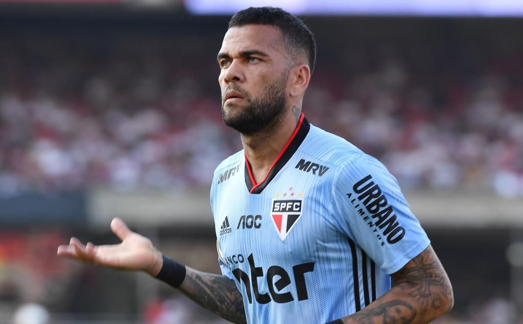 Dani Alves busca la salida del Sao Paulo para regresar a Europa