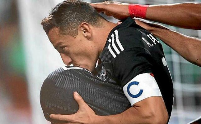 Guardado da en la tecla con el regalo a su mujer