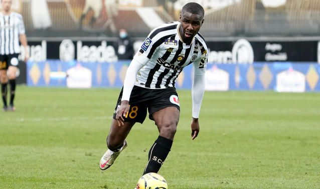 El inoportuno retroceso de Amadou que perjudica al Sevilla