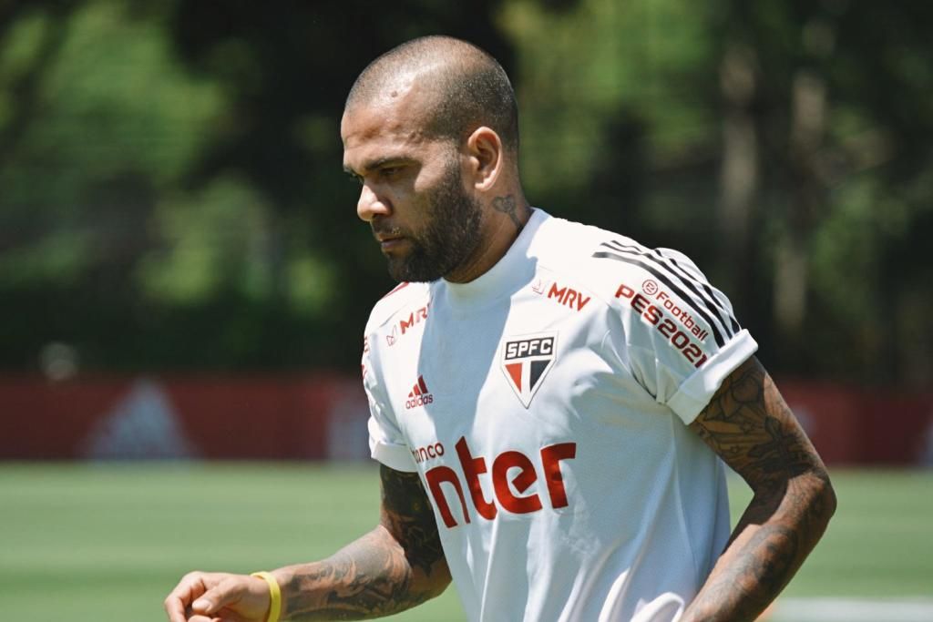 Frenazo a la leyenda que Alves comenzó en el Sevilla FC