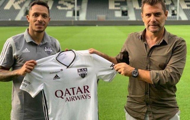 Adriano ofrece su receta para frenar a Dembélé
