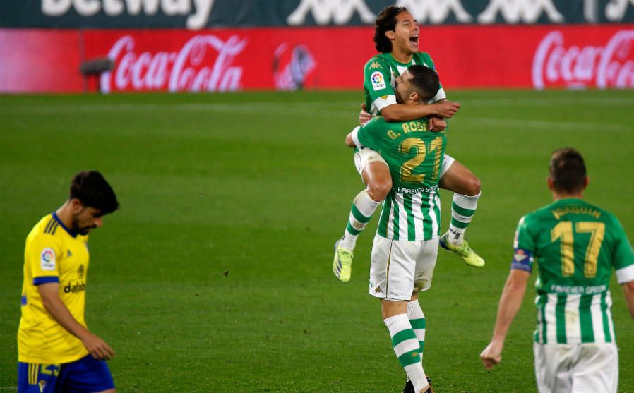 El Betis está de dulce, pero tiene que vender... y América se frota las manos