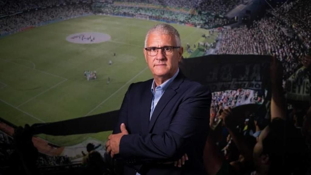 Cordón: "No hay que hacer un Betis nuevo, pero hay tres competiciones y apretaré para fichar"