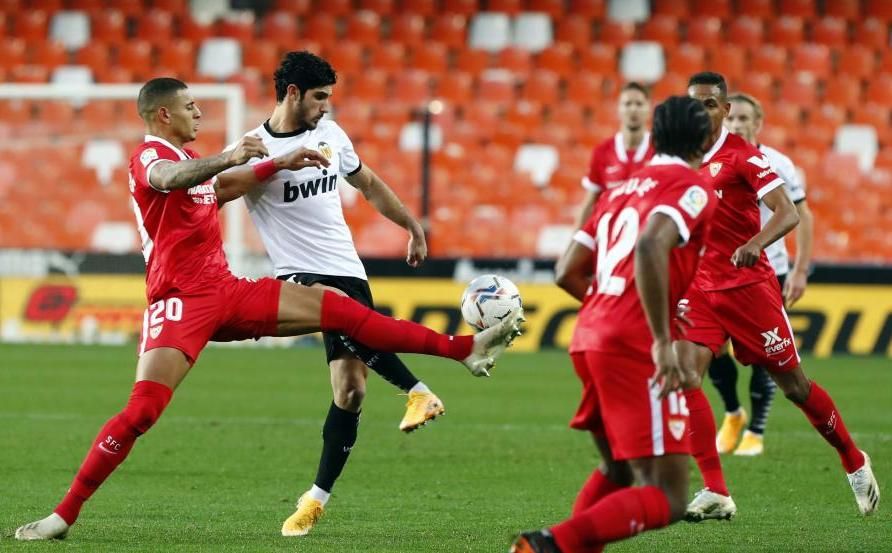 El padre de Guedes carga contra el Valencia y aviva el fuego de su posible salida a Sevilla o Villarreal